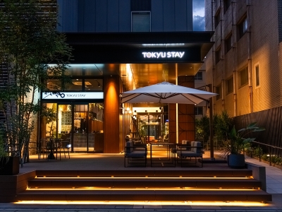 外観 - 夜＜入口＞