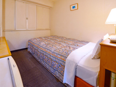 【セミダブルルーム】ベットはゆったりと休めるセミダブルベット 