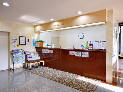 【フロント・ロビー】明るく清潔感のあるフロント。