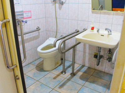 【バリアフリートイレ】1階フロント付近にございます。 