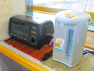 【電気沸騰ポット(備付)】ロビー備付の電気湯沸ポット(ご自由にお使いいただけます。)   
