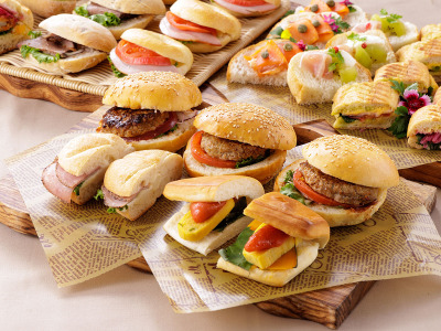 朝食ビュッフェ：シェフ特製のミニハンバーガーやサンド。どれにするか迷ってしまうかも(イメージ)