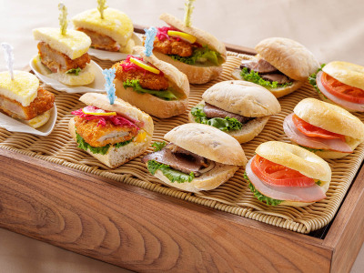 朝食ビュッフェ：シェフ特製のミニハンバーガーやサンド。どれにするか迷ってしまうかも(イメージ)