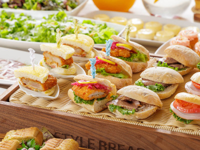 朝食ビュッフェ：シェフ特製のミニハンバーガーやサンド。どれにするか迷ってしまうかも(イメージ)