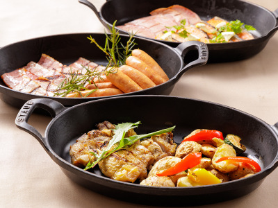 朝食ビュッフェ：溶岩石で焼き上げたジューシーなグリル料理（イメージ）