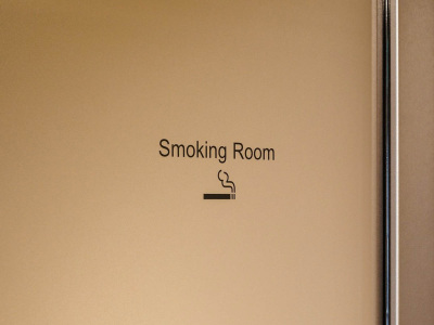 各客室フロアに喫煙ブースがございます。（客室内は全室禁煙）