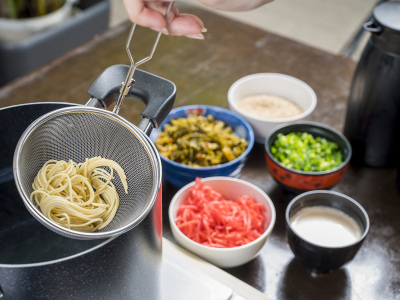 博多名物豚骨ラーメンもお召し上がりいただけます。