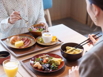 【朝食】地元の新鮮な食材を使った、ビュッフェ形式のモーニングをお楽しみください。