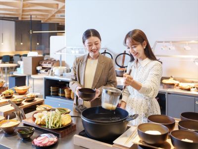 【朝食】博多名物でもある「ごぼう天うどん」をご自身で茹でて手作り体験をお楽しみいただけます。
