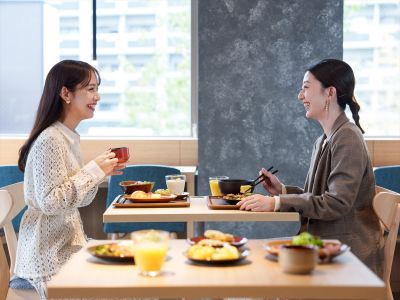 【レストラン】広々と開放的なレストラン。2面の窓からの朝の光を感じながら朝食をお愉しみいただけます。