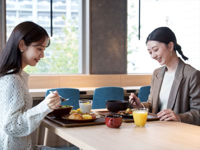 【レストラン】広々と開放的なレストラン。2面の窓からの朝の光を感じながら朝食をお愉しみいただけます。