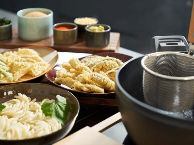 【朝食】博多名物でもある「ごぼう天うどん」をご自身で茹でて手作り体験をお楽しみいただけます。