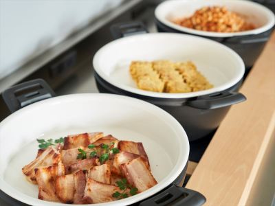 【朝食】地元の新鮮な食材を使った、和食中心のビュッフェ形式のモーニング。