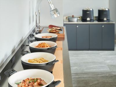 【朝食】地元の新鮮な食材を使った、和食中心のビュッフェ形式のモーニング。