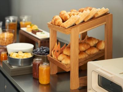 【朝食】クロワッサンや食パン、博多を感じていただく明太フランスパンもご用意しております。