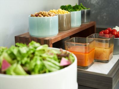 【朝食】地元の新鮮な食材を使った、和食中心のビュッフェ形式のモーニング。