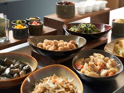 【朝食】地元の新鮮な食材を使った、和食中心のビュッフェ形式のモーニング。