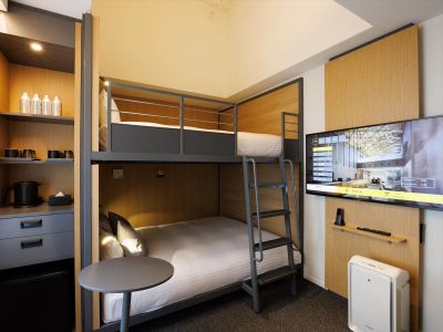 【2段ベッドクイーン】独立したトイレ・シャワーブース・洗面台を採用し、グループ旅行に最適です。