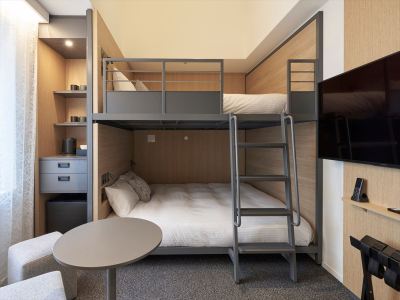 【2段ベッドクイーン】クイーンサイズ(160cm幅)の2段ベッドをご用意。4名様までご宿泊可能です