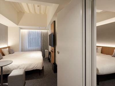 【コネクトルーム(4ベッド)】往来可能な客室となっております。ご家族や小グループでのご利用に最適です