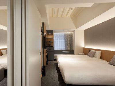 【コネクトルーム(4ベッド)】スタンダードクイーンコネクトルームが隣りに位置し、往来可能です。