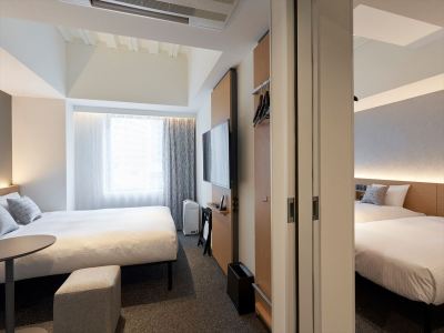 【コネクトルーム(3ベッド)】スタンダードクイーンコネクトルームが隣りに位置し、往来可能です。