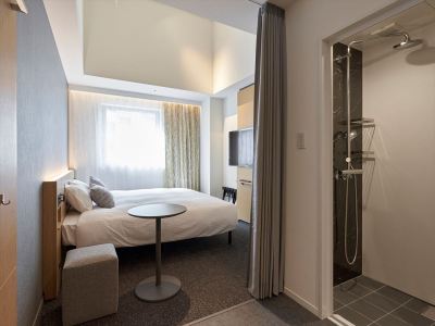 【ユニバーサルキング】ユニバーサルデザインの客室に、キングサイズベッド(180cm幅)をご用意。