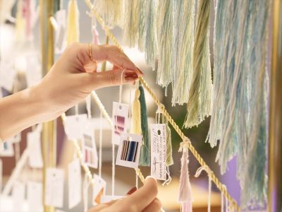 【エントランス彫刻】お越しいただいた“縁”を紐として結び、作品に彩りを加えてください。