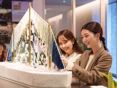 【エントランス彫刻】エントランスでは、彫刻家の稲葉淋子氏の作品を展示。