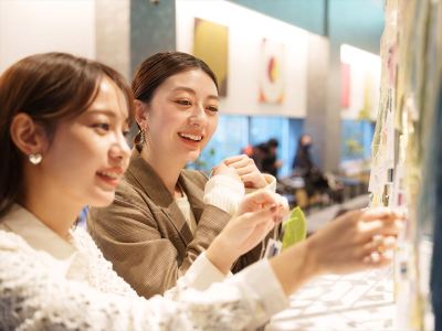 【エントランス彫刻】お越しいただいた“縁”を紐として結び、作品に彩りを加えてください。