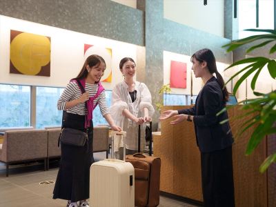 【フロント】フロントにてご宿泊日のチェックイン前、チェックアウト後のお荷物をお預かりいたします。   【エントランス彫刻】お越しいただいた“縁”を紐として結び、作品に彩りを加えてください。   【エン