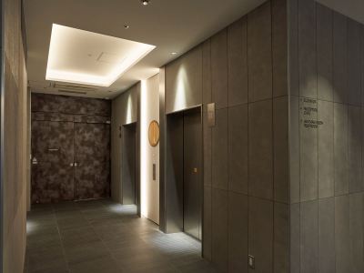 【エレベーターホール】ホテル内の階数表示は、福岡の伝統工芸品である小石原焼を使用しております。  