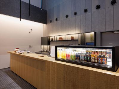 【カフェ＆バー】レセプション横のカフェ＆バーでは軽食やドリンクを販売しております。