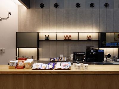 【カフェ＆バー】レセプション横のカフェ＆バーでは軽食やドリンクを販売しております。   