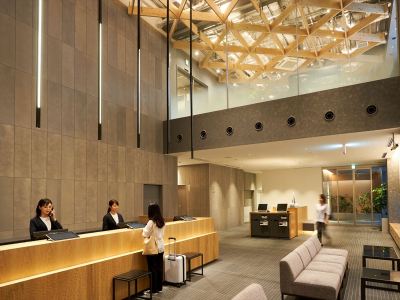 【ロビー】木の温もりを感じることのできる、国産木材を使用したカウンターでお客様をお迎えいたします。