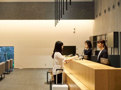 【ロビー】木の温もりを感じることのできる、国産木材を使用したカウンターでお客様をお迎えいたします。