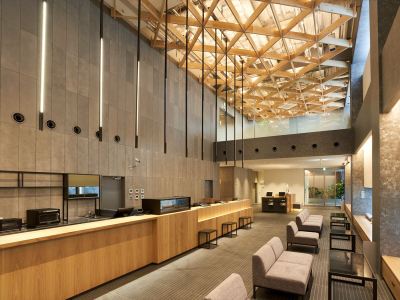 【ロビー】天井には、福岡特産工芸品に指定されている大川組子をモチーフにした天井造作がございます。