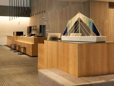 【ロビー】エントランスには、彫刻家の稲葉淋子氏の作品を展示。