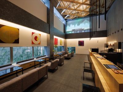 【ロビー】大川組子をモチーフにした天井造作は、昼夜の照明演出がより一層の感動をもたらします。