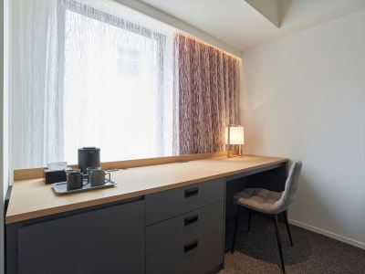 【コンフォートダブル】ビジネス利用にも重宝する長机のあるシンプルなダブルルームです。