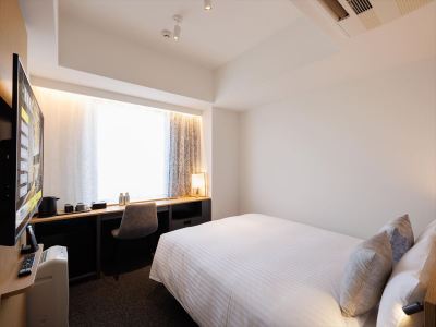 【エコノミーダブル】客室内にデスクを完備しており、機能的にお使いいただけるダブルルーム。