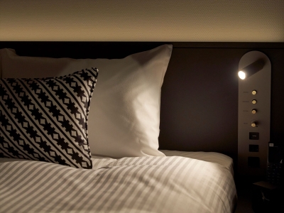 【共通客室設備】枕元にはベッドライトがございます。
