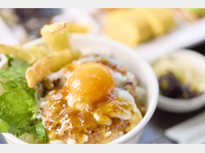 【2026年4月9日～】新朝食ビュッフェ！目の前で仕上げる、出来立てアツアツ「ハンバーグ丼」