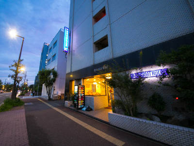 平和台ホテル大手門外観（夜）