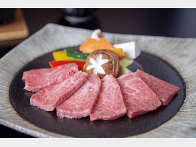 夕食一例 (佐賀県産黒毛和牛の陶板焼)