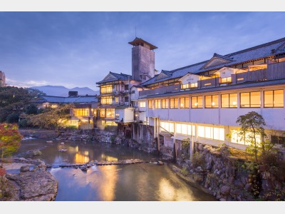 嬉野川から臨む和多屋別荘本館