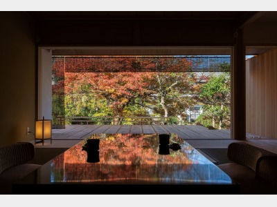 【水明荘】白竜：月見台テラスからは色鮮やかな紅葉と嬉野川の景観が望める。