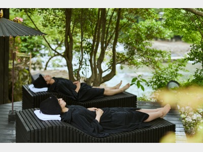 河畔サウナの熱は外気浴で冷ます