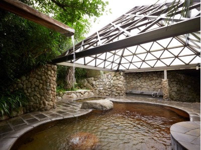 日中の庭園露天風呂