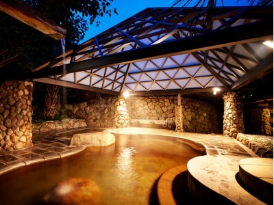 夜の庭園露天風呂